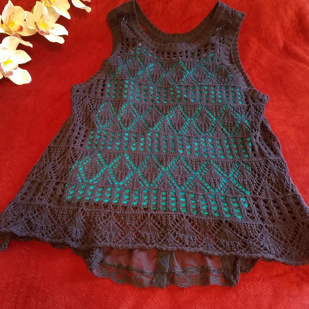 Sheer button back Tank - Picture 9 of 9